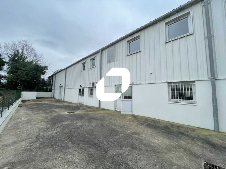 Light Industrial in Morangis for sale - Building Photo - Image 2 of 11
