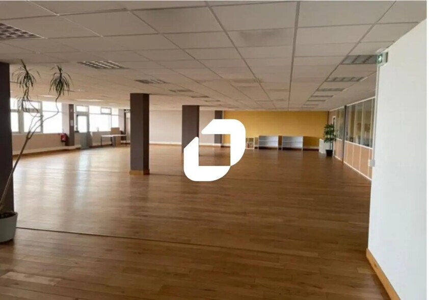 Industrial in Dijon for sale - Interior Photo - Image 2 of 8