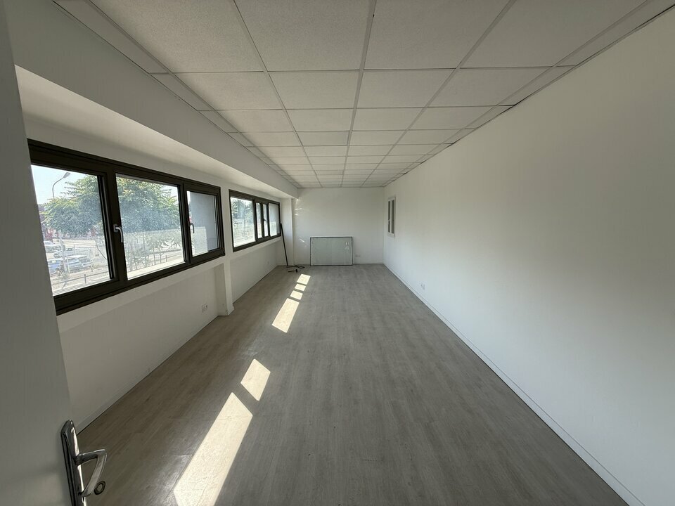 Industrial in Villeneuve La Garenne to rent Interior Photo- Image 1 of 9