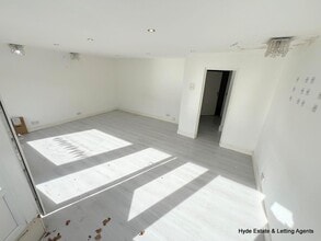 426 Bury Old Rd, Manchester to rent Interior Photo- Image 2 of 7