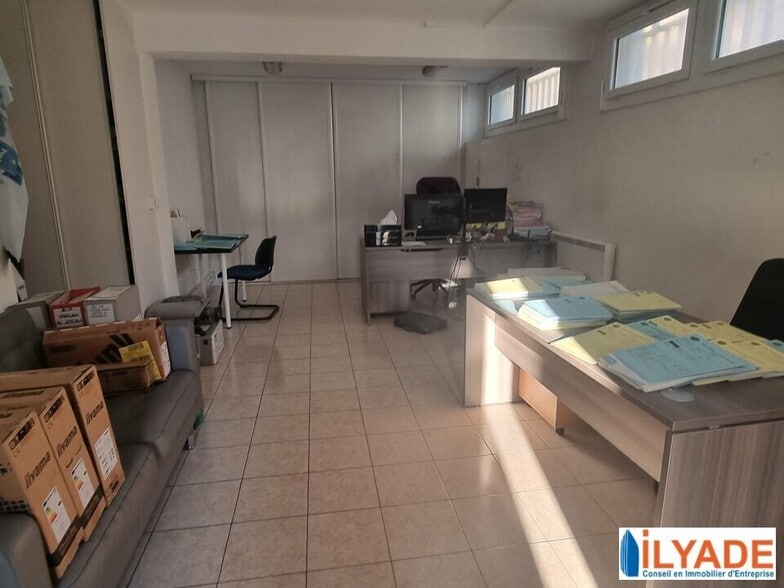Office in Marseille for sale - Interior Photo - Image 2 of 10