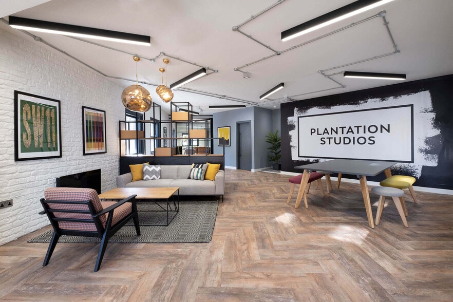 Coral Row, London to rent - Interior Photo - Image 2 of 9