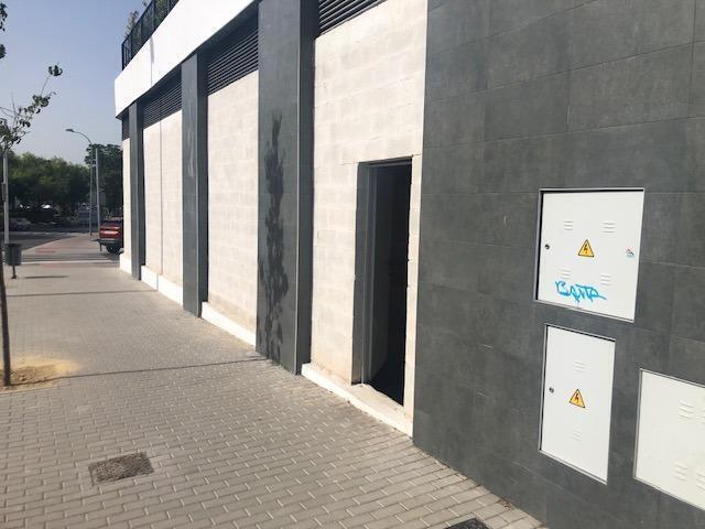 Retail in Tomares to rent - Building Photo - Image 3 of 13