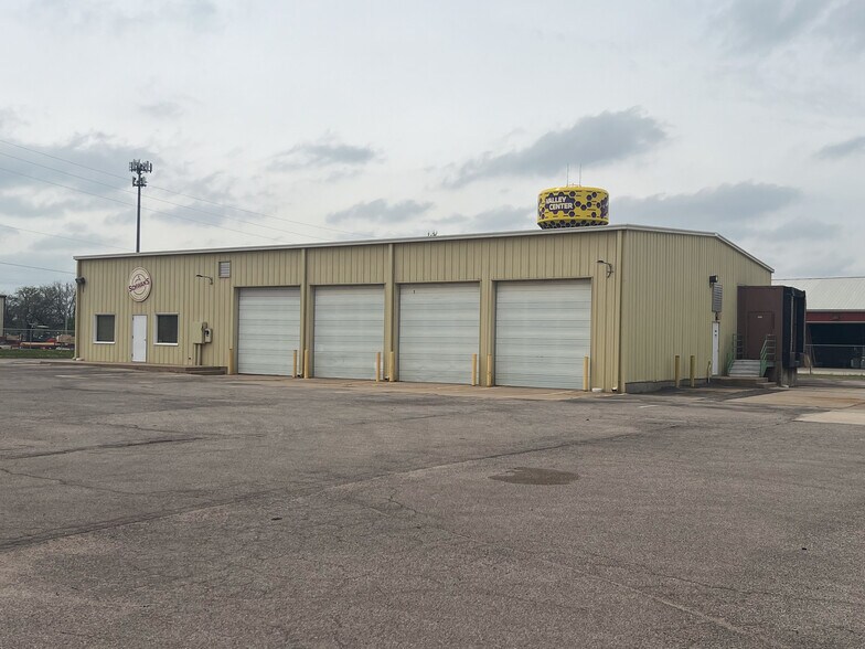 300 W Industrial St, Valley Center, KS for sale - Building Photo - Image 1 of 11