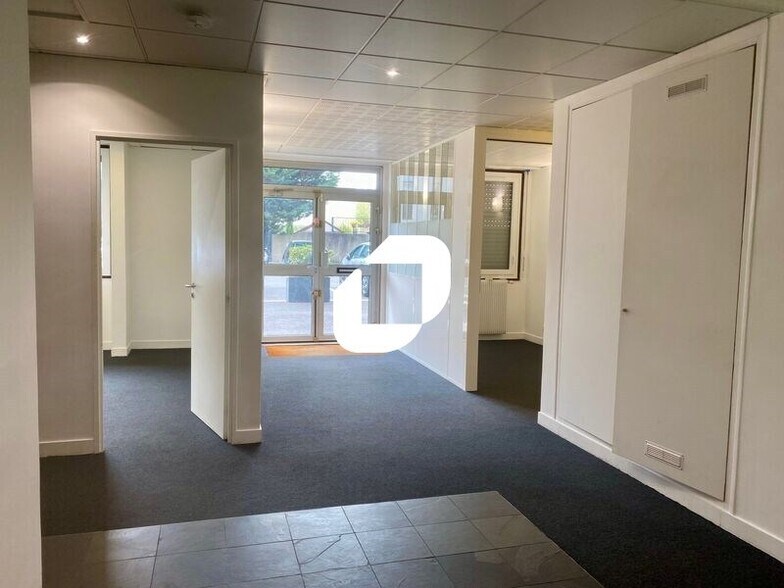 Office in Rueil-Malmaison to rent - Building Photo - Image 1 of 14