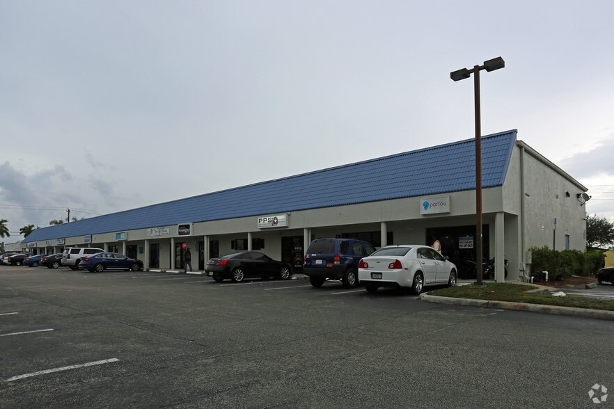 2001 10th Ave N, Lake Worth, FL to rent - Primary Photo - Image 1 of 7