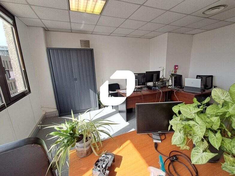 Office in Arcueil for sale - Building Photo - Image 2 of 22