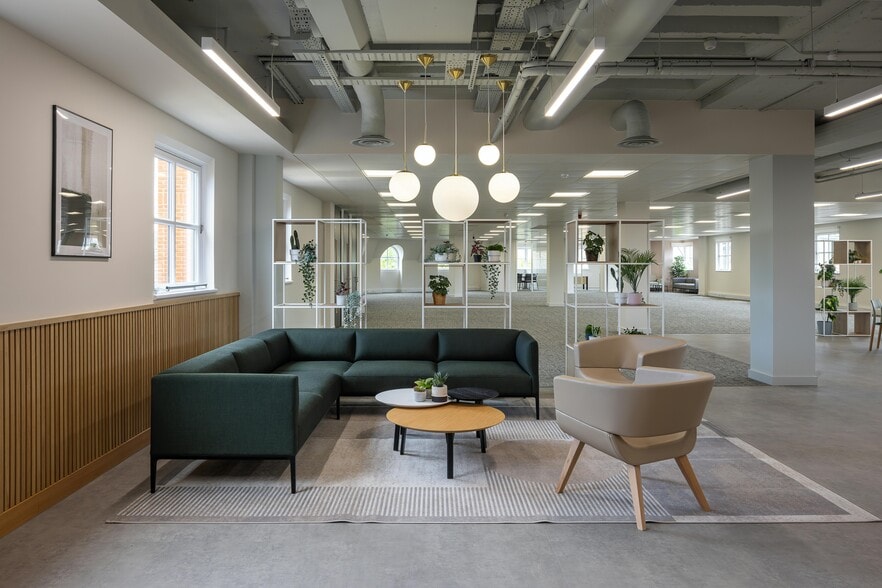 2 Vine St, Uxbridge to rent - Building Photo - Image 3 of 5