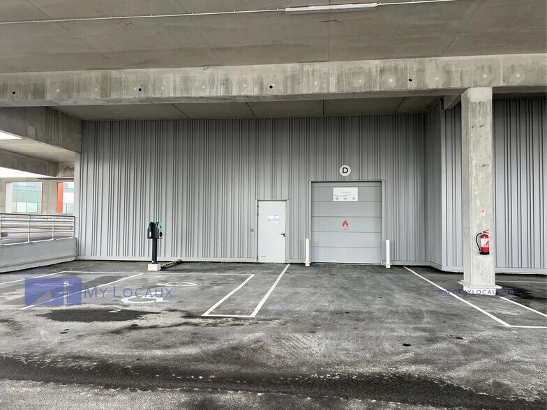 Light Industrial in Nanterre to rent - Building Photo - Image 1 of 5