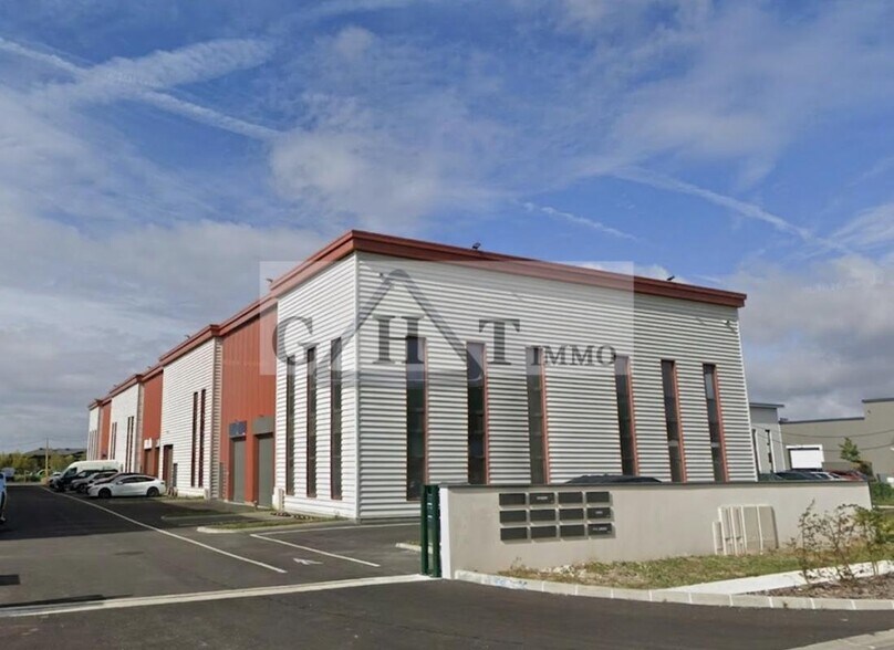 Industrial in Serris to rent - Building Photo - Image 1 of 2