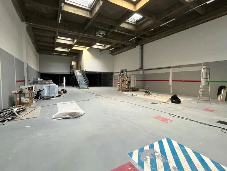 Light Industrial in Rungis to rent - Interior Photo - Image 2 of 11