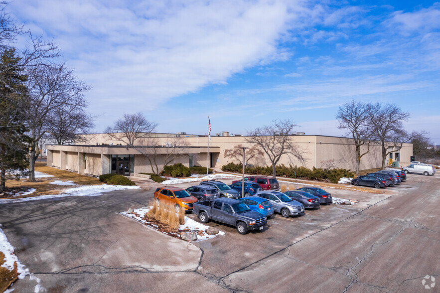 16600 W Glendale Dr, New Berlin, WI for rent - Primary Photo - Image 1 of 7