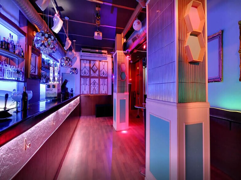 Retail in Madrid, Madrid to rent - Building Photo - Image 2 of 4