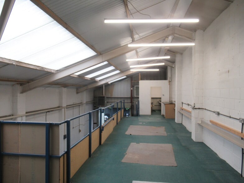 16 Lyon Rd, London to rent - Building Photo - Image 3 of 6