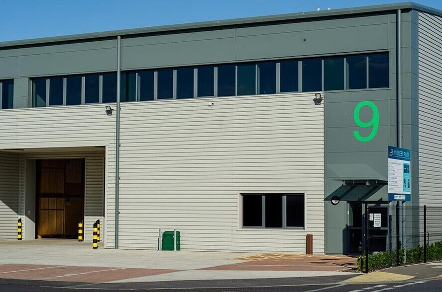 9 Portfield Rd, Portsmouth to rent - Building Photo - Image 2 of 27