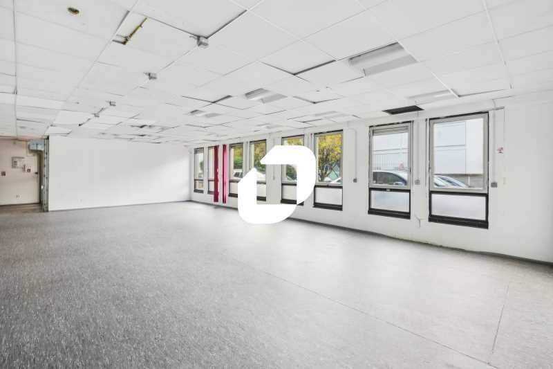 Office in Courbevoie to rent Interior Photo- Image 1 of 11