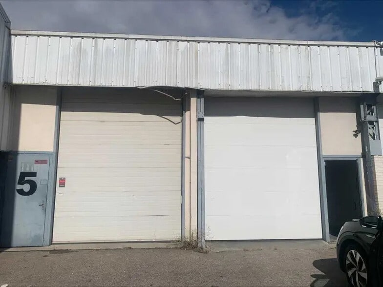 Light Industrial in Vénissieux to rent - Building Photo - Image 2 of 9