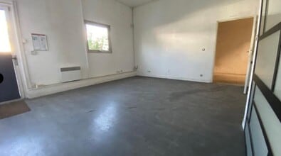 4 Route De Longjumeau, Chilly-Mazarin to rent Interior Photo- Image 2 of 3