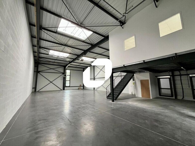 88 Rue De L'Industrie, Saint-Priest to rent - Interior Photo - Image 2 of 10