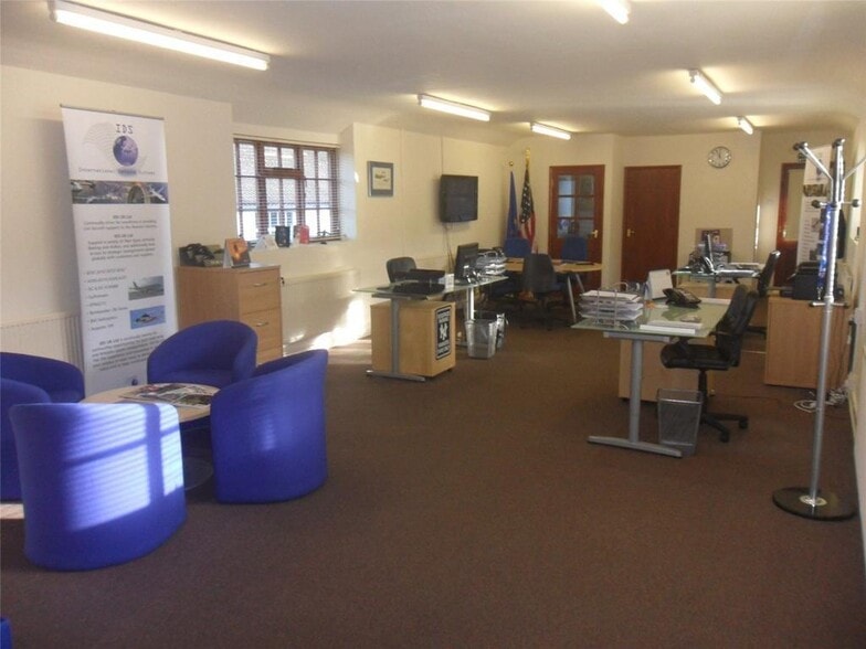 Sandhawes Hl, East Grinstead to rent - Building Photo - Image 3 of 4