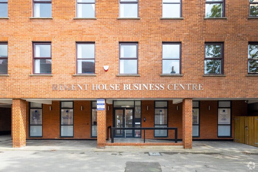 13-15 George St, Aylesbury to rent - Building Photo - Image 3 of 3