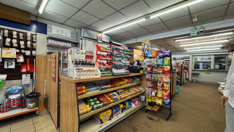 30 High St, Bagshot for sale - Interior Photo - Image 2 of 5