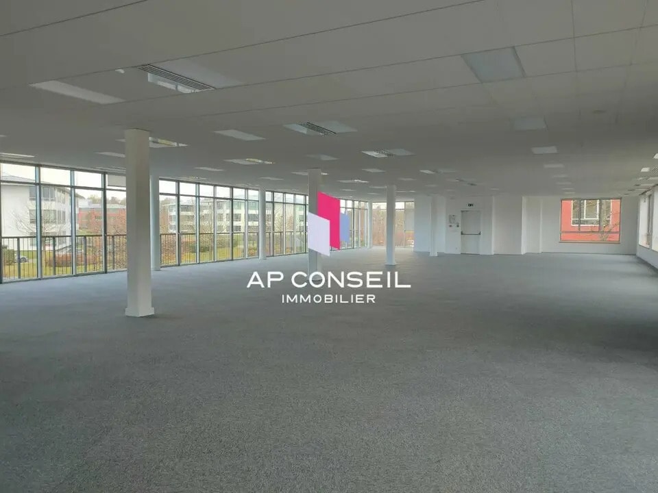Office in Voisins-le-Bretonneux to rent Building Photo- Image 1 of 8