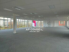Office in Voisins-le-Bretonneux to rent Building Photo- Image 1 of 8