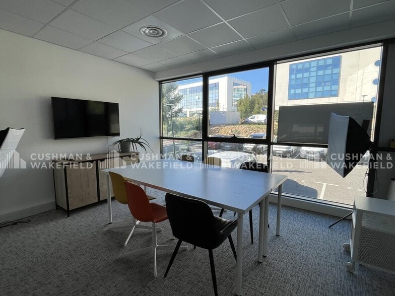 392 Avenue Des Genévriers, La Ciotat for sale - Interior Photo - Image 2 of 13