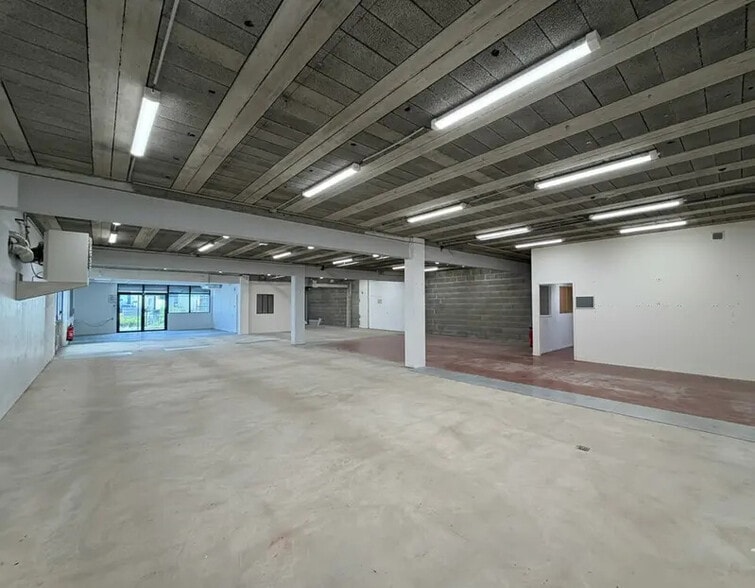 Light Industrial in Dardilly to rent - Interior Photo - Image 2 of 12