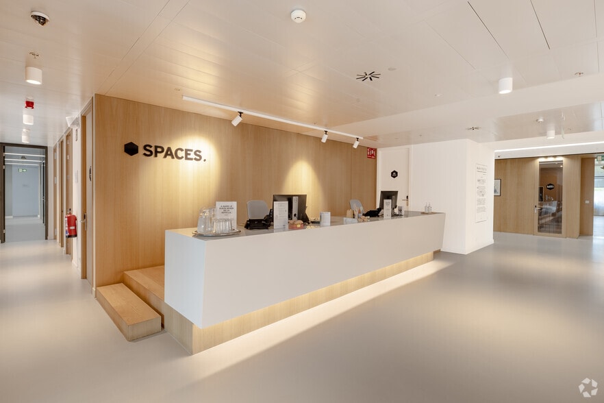 Calle Vía de los Poblados, 1, Madrid, Madrid to rent - Lobby - Image 3 of 27