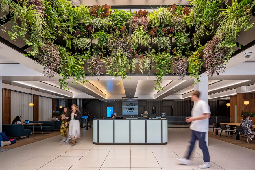 65 Clifton St, London to rent - Lobby - Image 1 of 21