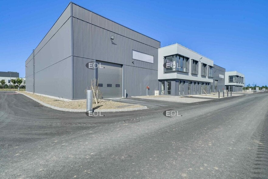 Industrial in Saint-Priest to rent - Building Photo - Image 1 of 5
