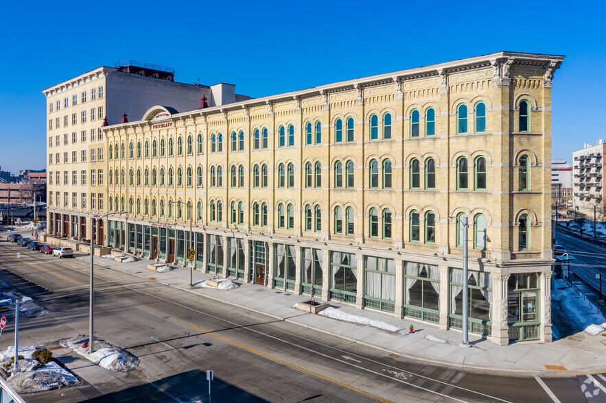 143 W Saint Paul Ave, Milwaukee, WI for sale - Lobby - Image 1 of 1