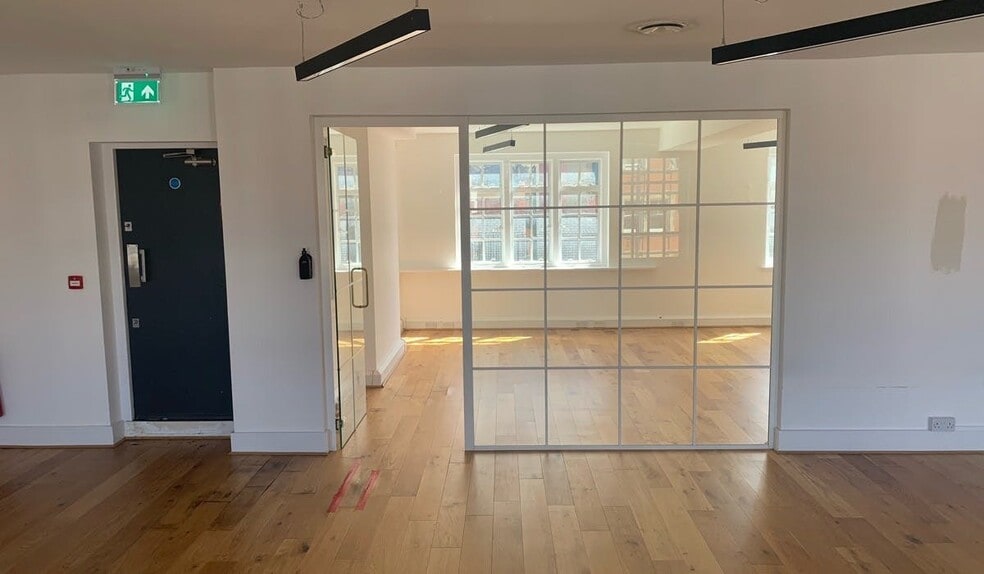 465 Brixton Rd, London to rent - Interior Photo - Image 2 of 3