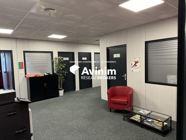Office in Saint-Genis-Laval to rent - Interior Photo - Image 2 of 13