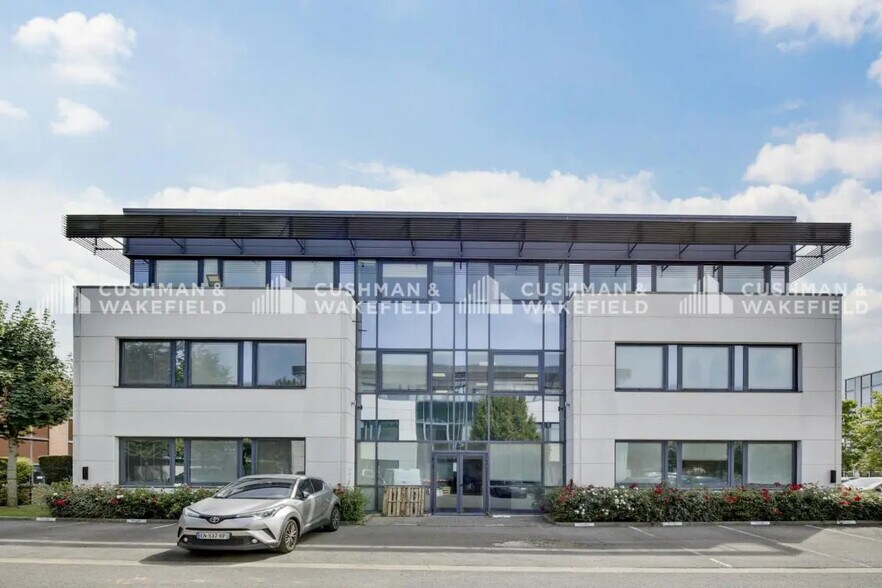 15 Avenue Du Hoggar, Les Ulis to rent - Building Photo - Image 2 of 6