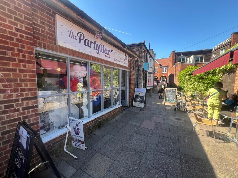 3 The Dells, Bishop's Stortford to rent - Building Photo - Image 3 of 4