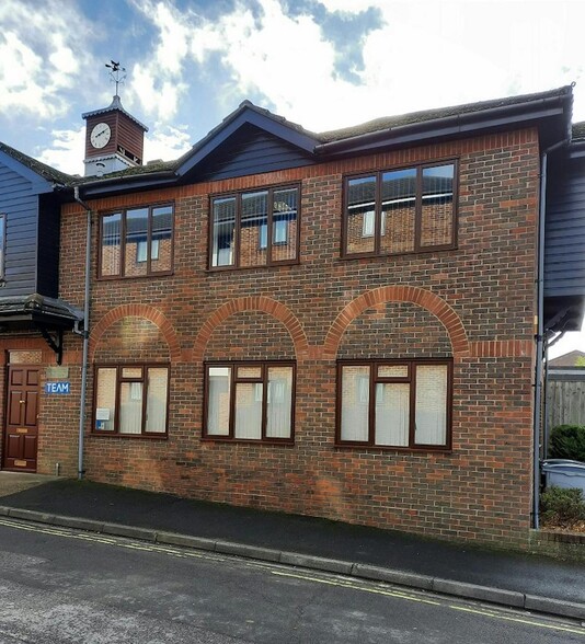 Linden Dr, Liss to rent - Building Photo - Image 1 of 4