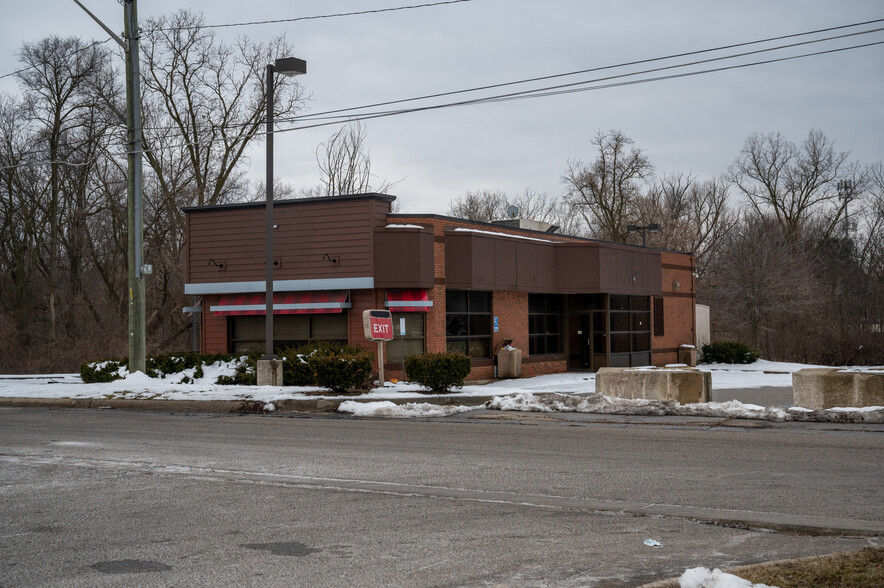 24225 5 Mile Rd, Redford, MI for sale - Primary Photo - Image 1 of 3