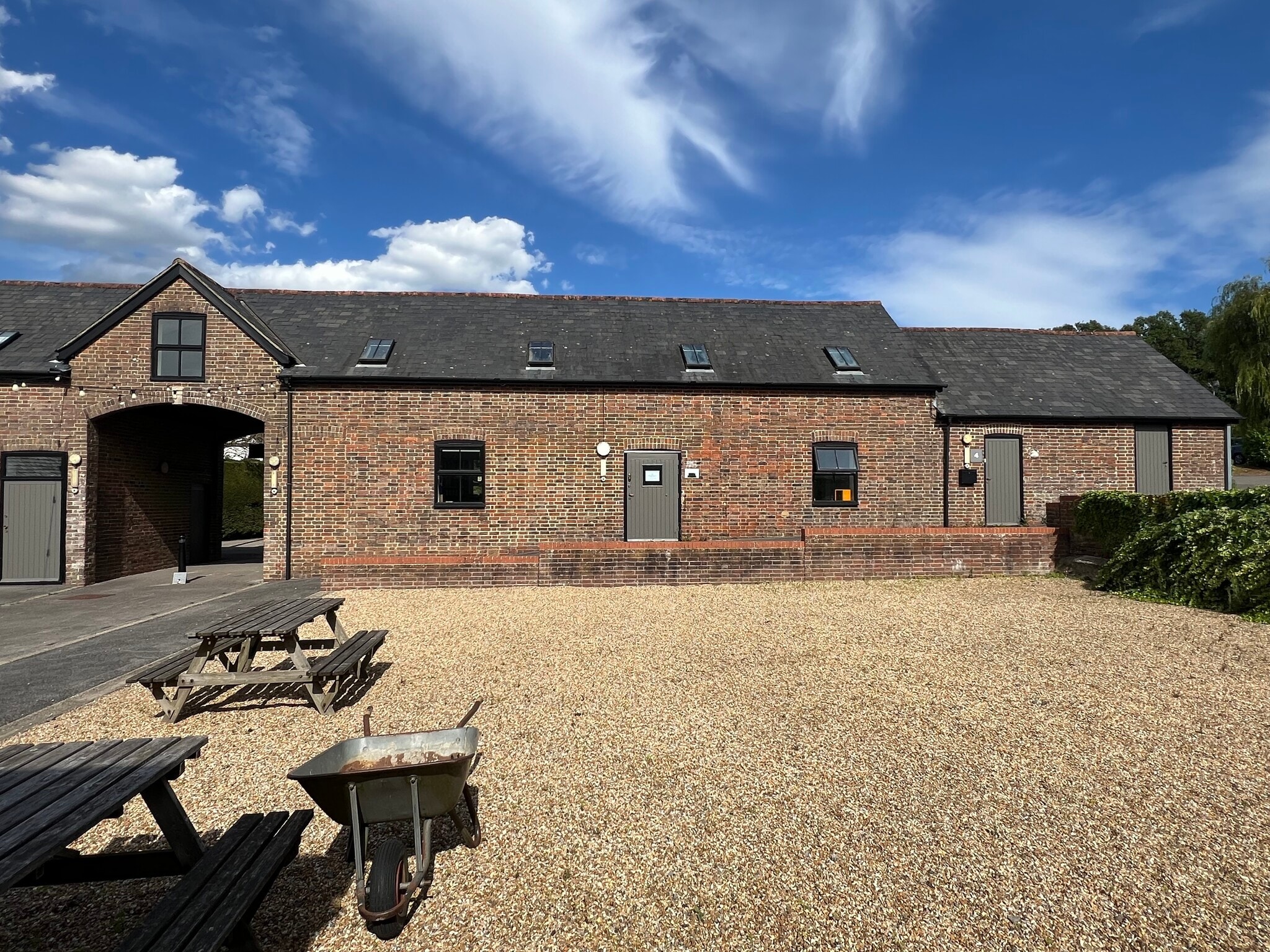 Holmsted Hl, Cuckfield to rent Primary Photo- Image 1 of 8