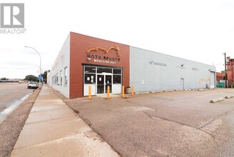 521D N Railway St SE, Medicine Hat, AB for rent Building Photo- Image 2 of 7