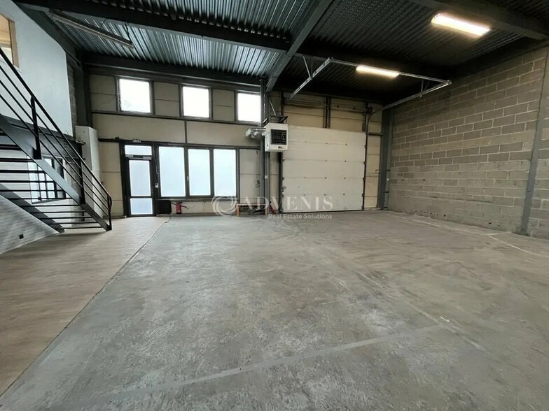 Light Industrial in Le Thillay to rent - Building Photo - Image 2 of 9