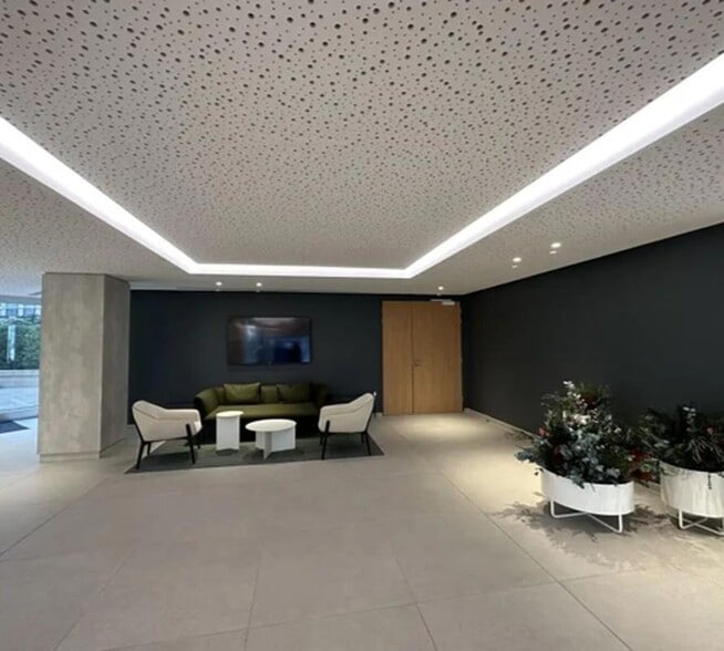 85-93 Rue Des Trois Fontanot, Nanterre to rent - Lobby - Image 2 of 5