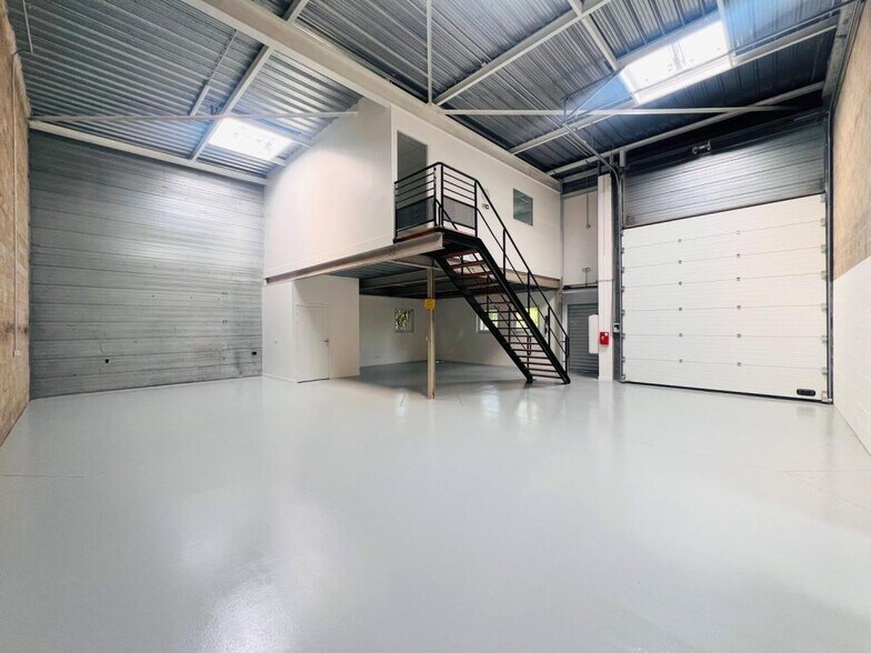 Light Industrial in Plaisir for sale - Interior Photo - Image 2 of 23