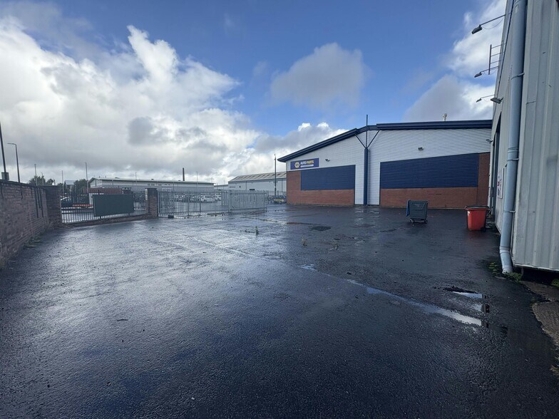 Mosley Rd, Manchester to rent - Building Photo - Image 2 of 7