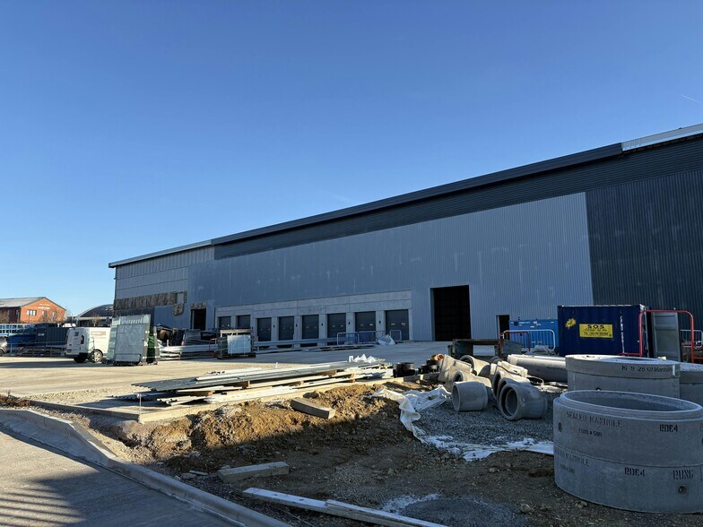 100 Latham Rd, Swindon to rent - Building Photo - Image 2 of 5