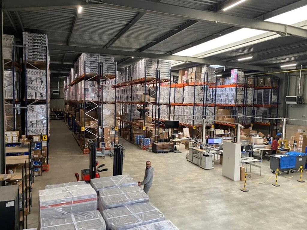 Location Entrepôt 3 400 m² - Photo 1
