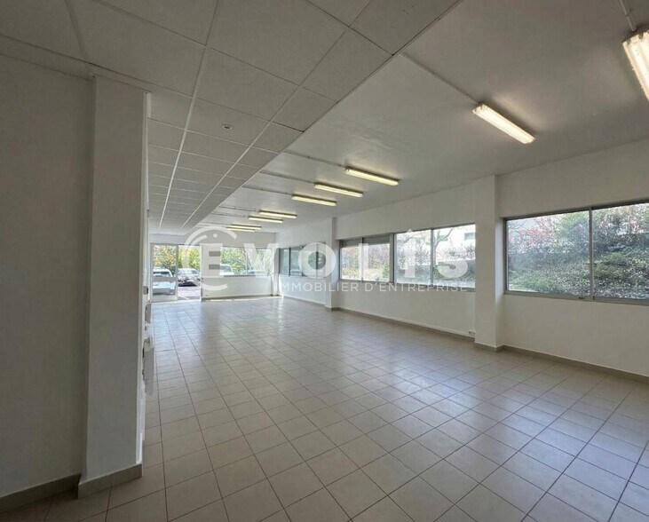 Light Industrial in Palaiseau to rent - Interior Photo - Image 2 of 8