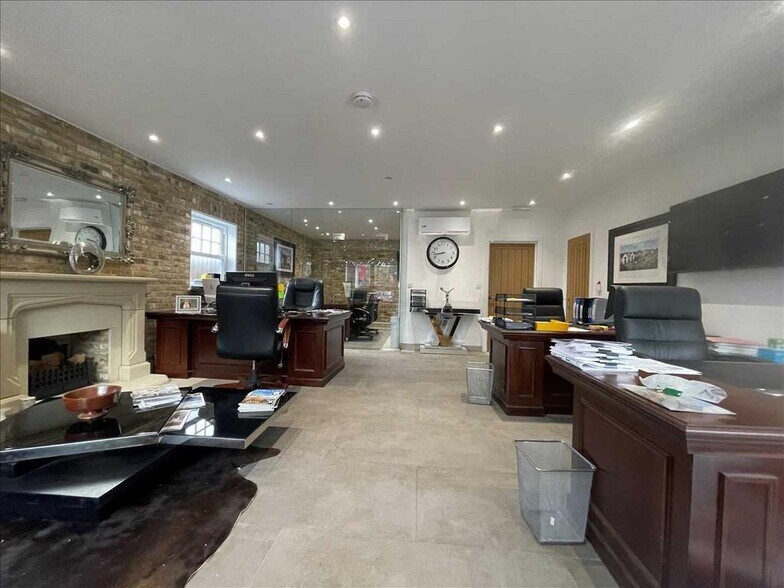 13 Station Rd, Romford to rent - Building Photo - Image 3 of 12